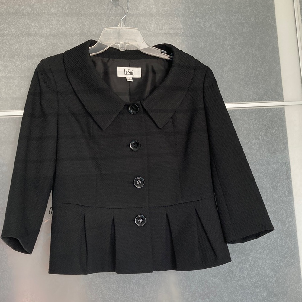 Le Suit, 2 pc Suit, jacket w/ peplum, pencil skirt, black size 10, matching belt